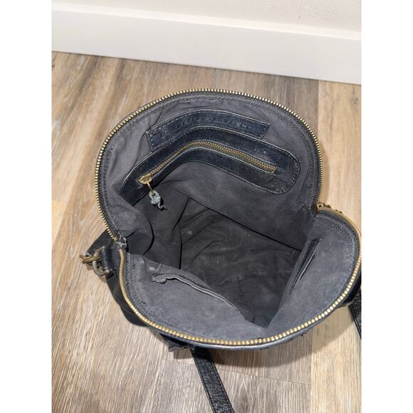 Wanderers Travel Co Banff Crossbody Bag Black Pebbled Leather - Picture 4 of 13